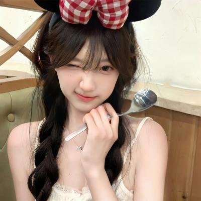 小鬼头上的女人